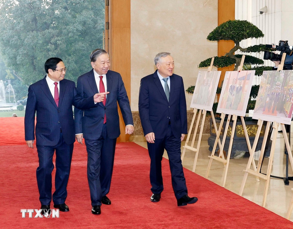 Thủ tướng Phạm Minh Chính và Phó Thủ tướng Thường trực Nguyễn Hòa Bình đón Tổng Bí thư Tô Lâm dự hội nghị. (Ảnh: Thống Nhất/ TTXVN)