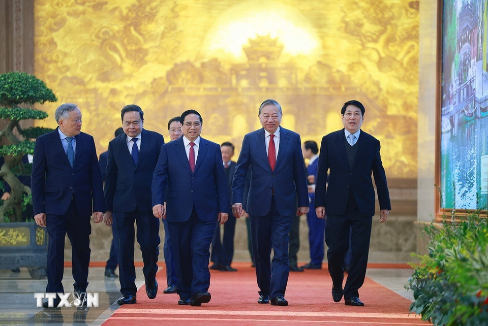Thủ tướng Phạm Minh Chính đón Tổng Bí thư Tô Lâm; Chủ tịch nước Lương Cường; Chủ tịch Quốc hội Trần Thanh Mẫn đến dự hội nghị. (Ảnh: Dương Giang/TTXVN)