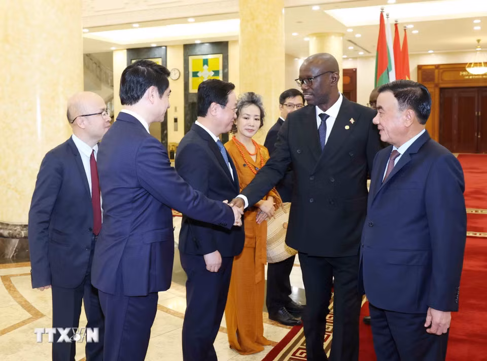 Thường trực Ban Bí thư Trần Cẩm Tú cùng Tổng Thư ký Đảng Hội đồng quốc gia bảo vệ dân chủ-Lực lượng bảo vệ dân chủ (CNDD-FDD) Burundi Révérien Ndikuriyo tại buổi tiếp. (Ảnh: Phương Hoa/TTXVN)