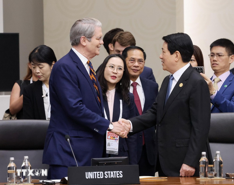 Chủ tịch nước Lương Cường với đại diện Hoa Kỳ dự Hội nghị Cấp cao Diễn đàn Hợp tác kinh tế châu Á-Thái Bình Dương (APEC) lần thứ 32. (Ảnh: Lâm Khánh/TTXVN)