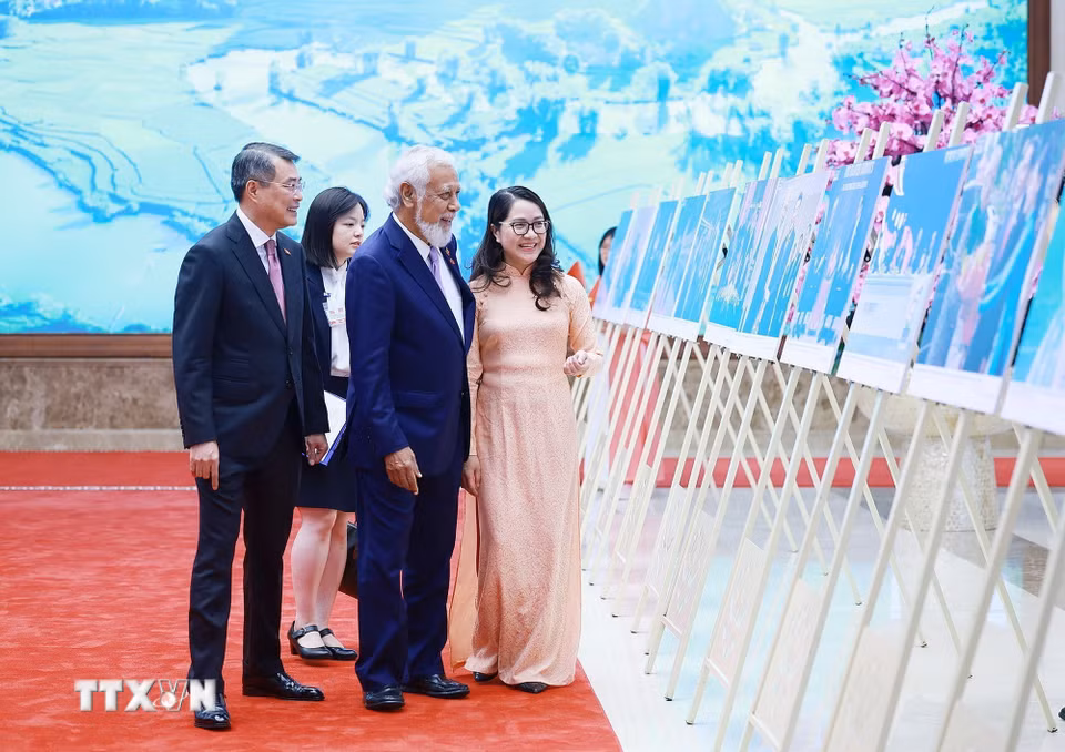 Thủ tướng Lê Minh Hưng và Thủ tướng Timor-Leste Kay Rala Xanana Gusmão tham quan trưng bày ảnh về quan hệ hợp tác giữa hai nước do Thông tấn xã Việt Nam thực hiện. (Ảnh: Dương Giang/TTXVN)
