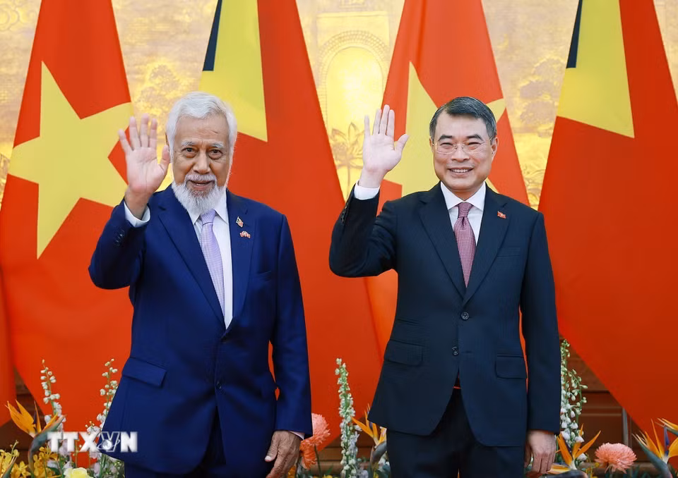 Thủ tướng Lê Minh Hưng và Thủ tướng Timor-Leste Kay Rala Xanana Gusmão chụp ảnh chung. (Ảnh: Dương Giang/TTXVN)