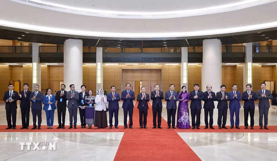 Chủ tịch Quốc hội Trần Thanh Mẫn và Lãnh đạo các thành phố ASEAN cùng các đại biểu chụp ảnh chung. (Ảnh: Doãn Tấn/TTXVN)