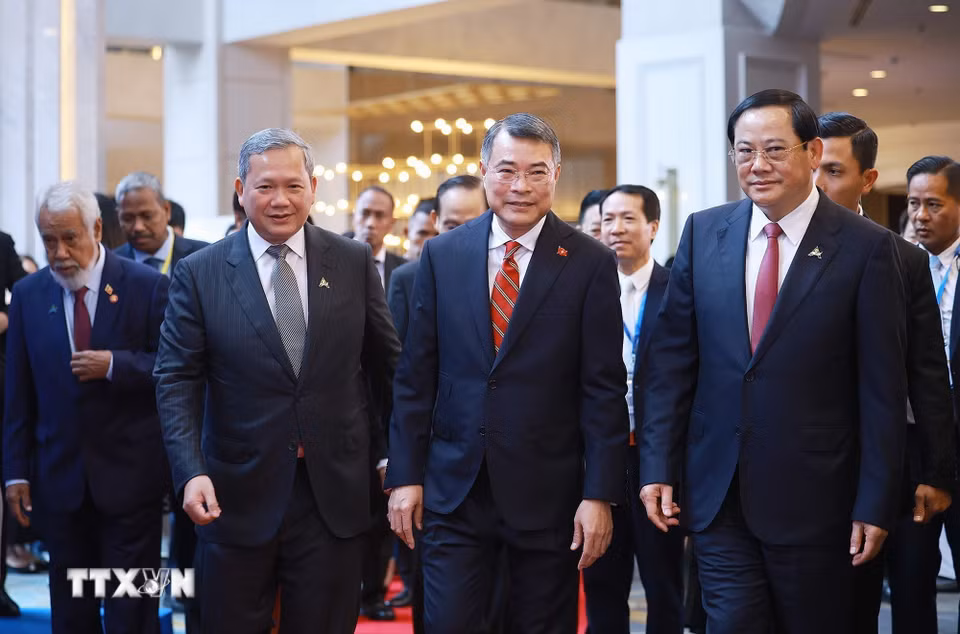 Thủ tướng Lê Minh Hưng cùng Thủ tướng Lào Sonexay Siphandone, Thủ tướng Campuchia Hun Manet, Thủ tướng Thái Lan Anutin Charnvirakul và Thủ tướng Timor-Leste Kay Rala Xanana Gusmão tham dự Phiên khai mạc Diễn đàn Tương lai ASEAN lần thứ ba. (Ảnh: Dương Giang/TTXVN)