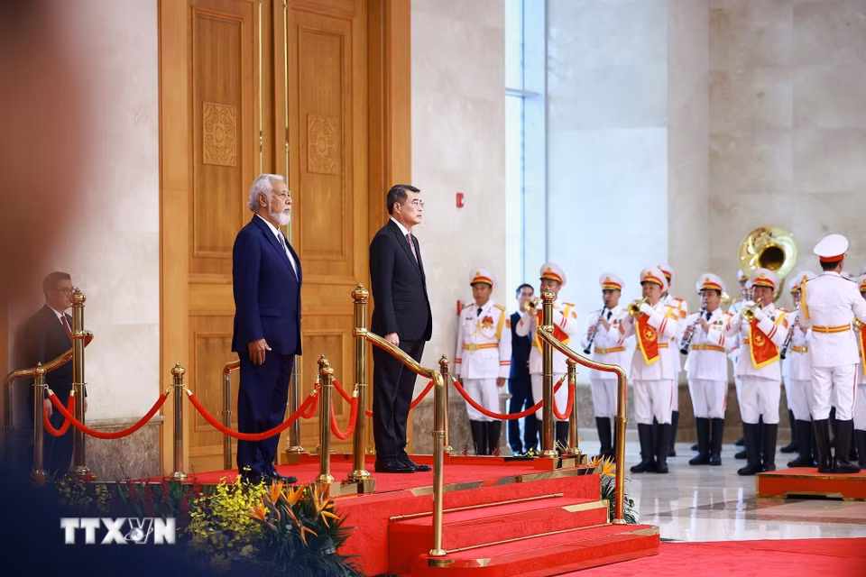 Thủ tướng Lê Minh Hưng và Thủ tướng Timor-Leste Kay Rala Xanana Gusmão nghe quân nhạc cử Quốc thiều hai nước. (Ảnh: Dương Giang/TTXVN)
