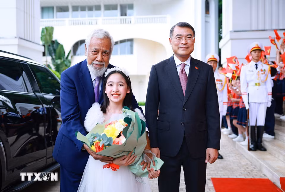 Thiếu nhi Thủ đô tặng hoa chào mừng Thủ tướng Timor-Leste Kay Rala Xanana Gusmão sang thăm chính thức Việt Nam và tham dự Diễn đàn Tương lai ASEAN lần thứ ba. (Ảnh: Dương Giang/TTXVN)