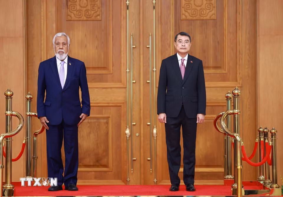 Thủ tướng Lê Minh Hưng và Thủ tướng Timor-Leste Kay Rala Xanana Gusmão nghe quân nhạc cử Quốc thiều hai nước. (Ảnh: Dương Giang/TTXVN)
