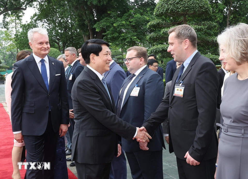 Chủ tịch nước Lương Cường với đại biểu Đoàn Litva. (Ảnh: Lâm Khánh/TTXVN)