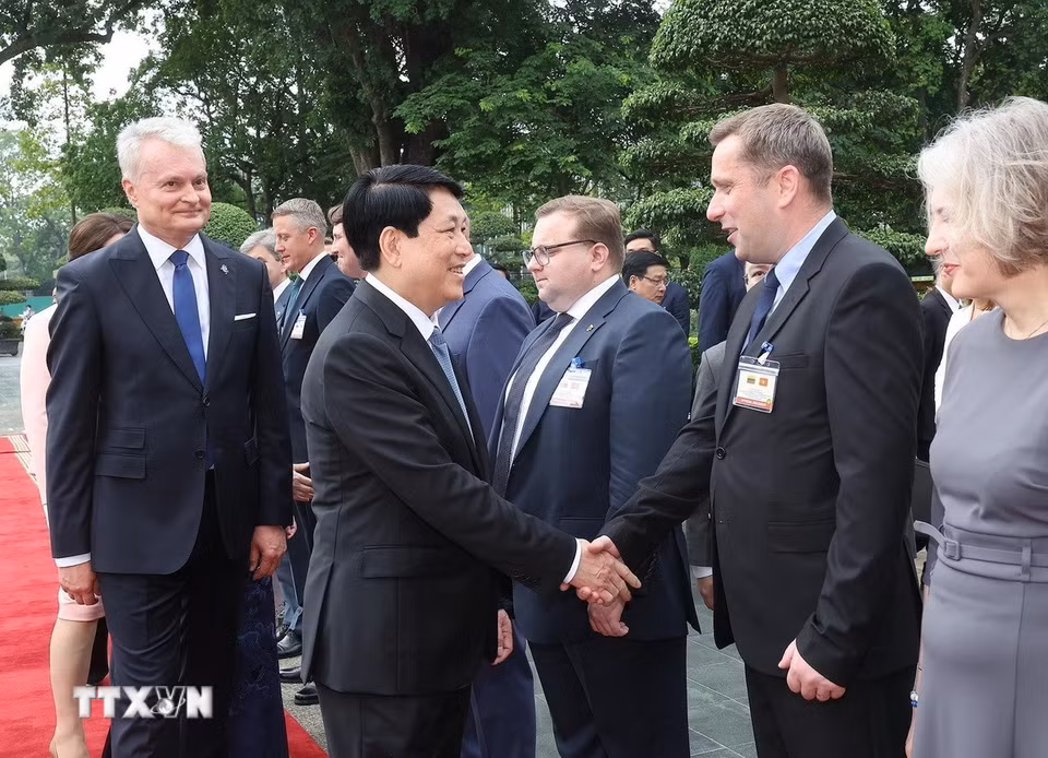 Chủ tịch nước Lương Cường với đại biểu Đoàn Litva. (Ảnh: Lâm Khánh/TTXVN)