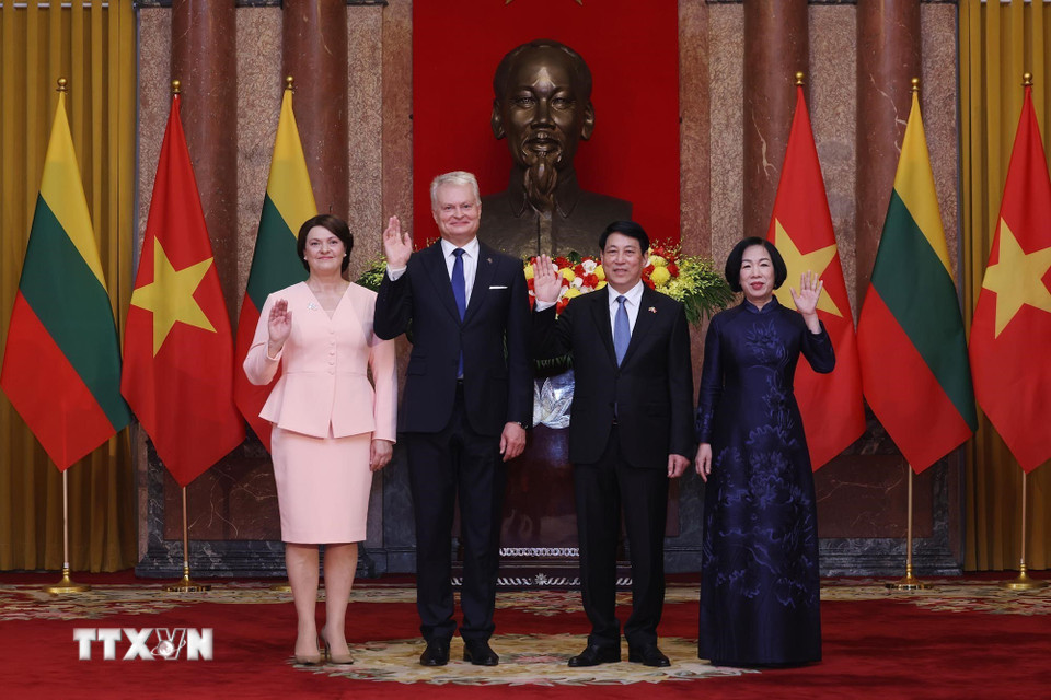 Chủ tịch nước Lương Cường và Phu nhân với Tổng thống Litva Gitanas Nauseda và Phu nhân chụp ảnh chung. (Ảnh: Lâm Khánh/TTXVN)