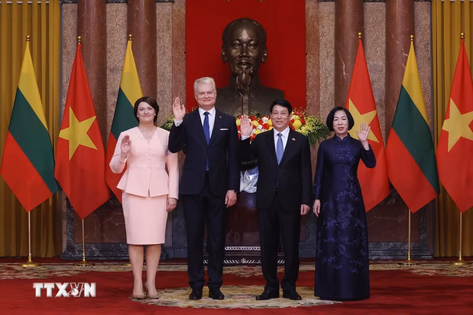 Chủ tịch nước Lương Cường và Phu nhân với Tổng thống Litva Gitanas Nauseda và Phu nhân chụp ảnh chung. (Ảnh: Lâm Khánh/TTXVN)