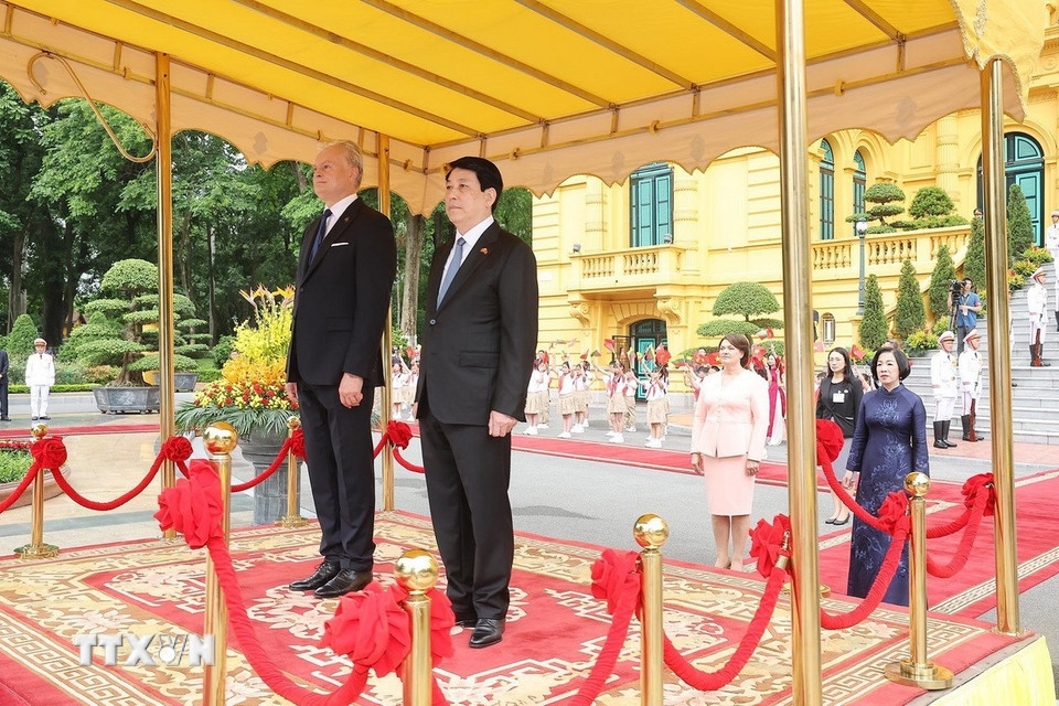 Chủ tịch nước Lương Cường và Tổng thống Litva Gitanas Nauseda quân nhạc cử Quốc thiều hai nước. (Ảnh: Lâm Khánh/TTXVN)