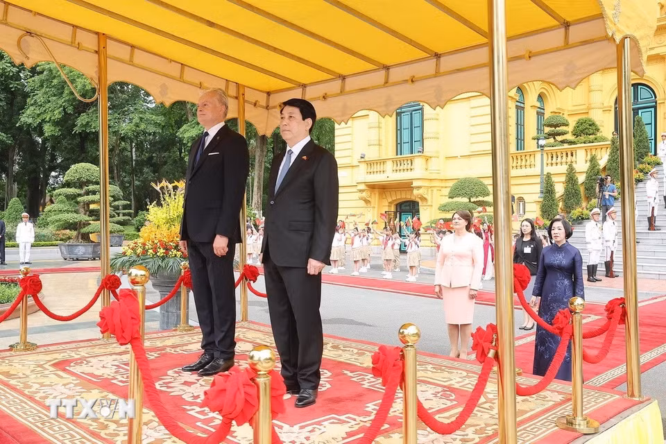 Chủ tịch nước Lương Cường và Tổng thống Litva Gitanas Nauseda quân nhạc cử Quốc thiều hai nước. (Ảnh: Lâm Khánh/TTXVN)