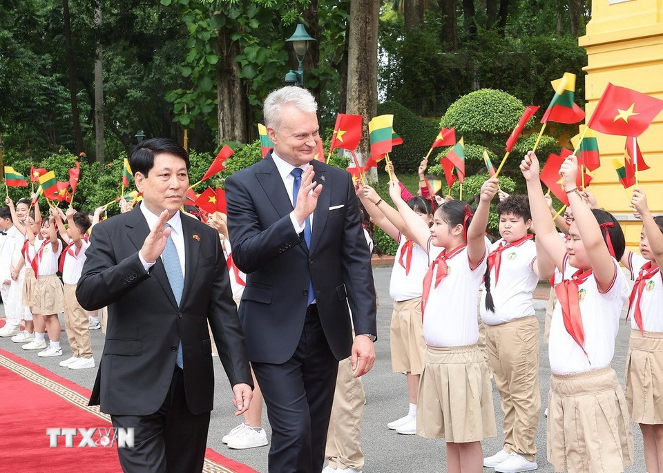 Thiếu nhi Thủ đô Hà Nội chào đón Tổng thống Cộng hòa Litva Gitanas Nauseda và Phu nhân thăm chính thức Việt Nam. (Ảnh: Lâm Khánh/ TTXVN)