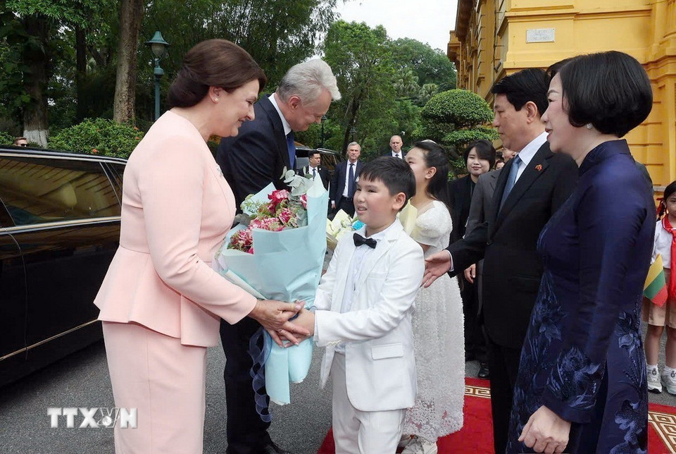 Thiếu nhi Thủ đô Hà Nội chào đón Tổng thống Cộng hòa Litva Gitanas Nauseda và Phu nhân sang thăm chính thức Việt Nam. (Ảnh: Lâm Khánh/TTXVN)