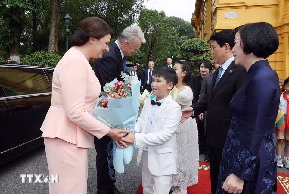 Thiếu nhi Thủ đô Hà Nội chào đón Tổng thống Cộng hòa Litva Gitanas Nauseda và Phu nhân sang thăm chính thức Việt Nam. (Ảnh: Lâm Khánh/TTXVN)