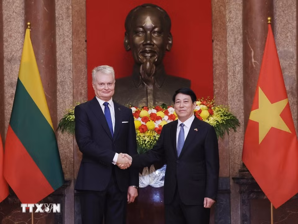 Chủ tịch nước Lương Cường và Tổng thống Litva Gitanas Nauseda chụp ảnh chung. (Ảnh: Lâm Khánh/TTXVN)