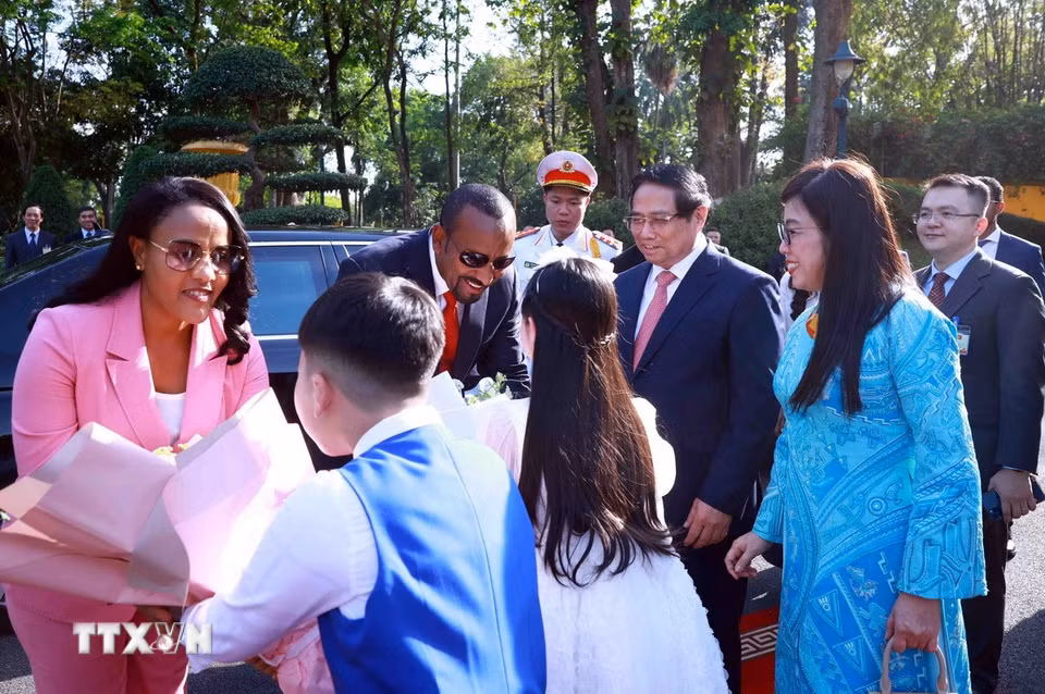 Thủ tướng Phạm Minh Chính và Phu nhân đón Thủ tướng Ethiopia Abiy Ahmed Ali và Phu nhân. (Ảnh: Dương Giang/TTXVN)