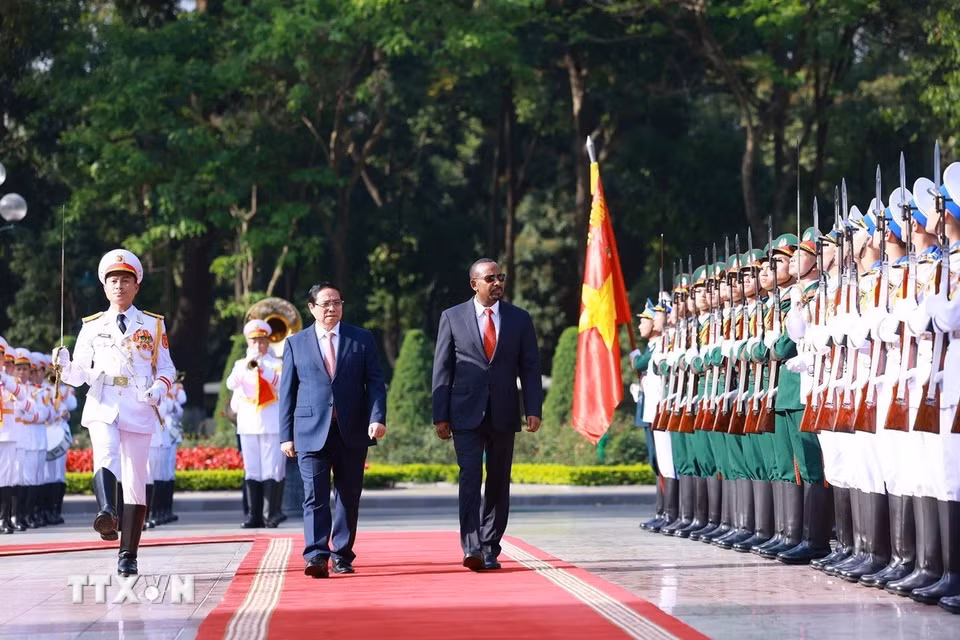Thủ tướng Phạm Minh Chính và Thủ tướng Ethiopia Abiy Ahmed Ali duyệt Đội danh dự Quân đội Nhân dân Việt Nam. (Ảnh: Dương Giang/TTXVN)