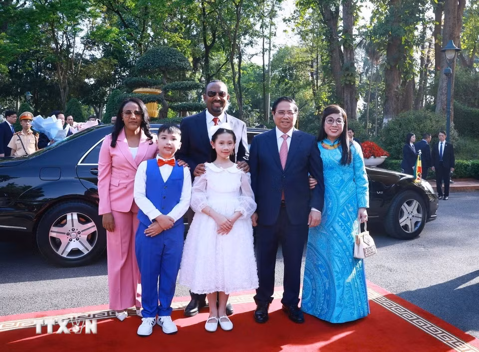 Thủ tướng Phạm Minh Chính và Phu nhân đón Thủ tướng Ethiopia Abiy Ahmed Ali và Phu nhân. (Ảnh: Dương Giang/TTXVN)