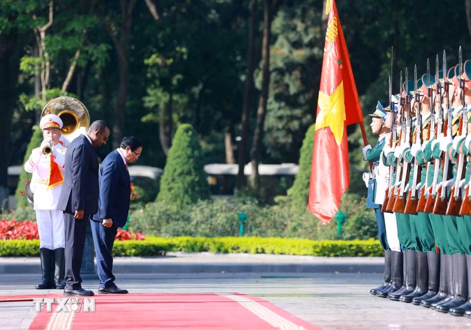 Thủ tướng Phạm Minh Chính và Thủ tướng Ethiopia Abiy Ahmed Ali duyệt Đội danh dự Quân đội Nhân dân Việt Nam. (Ảnh: Dương Giang/TTXVN)