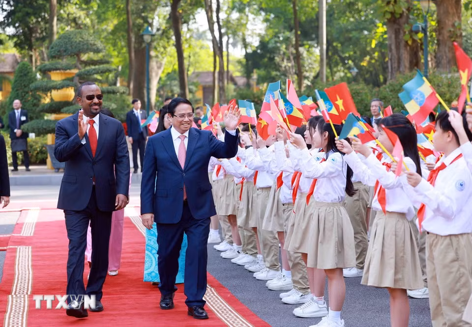 Thiếu nhi Hà Nội chào mừng Thủ tướng Ethiopia Abiy Ahmed Ali và Phu nhân thăm chính thức Việt Nam. (Ảnh: Dương Giang/TTXVN)