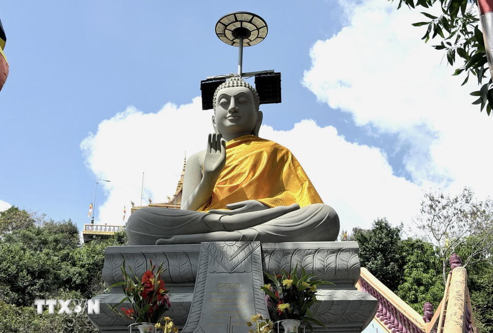 Tượng Phật trang nghiêm bên trong Chùa Tà Pạ, nơi thu hút đông đảo phật tử và du khách đến chiêm bái. (Ảnh: Thanh Sang/TTXVN)