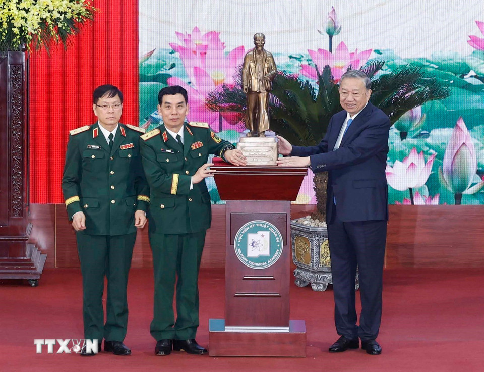 Tổng Bí thư Tô Lâm tặng bức tượng Chủ tịch Hồ Chí Minh cho Học viện Kỹ thuật quân sự. (Ảnh: Thống Nhất/TTXVN)