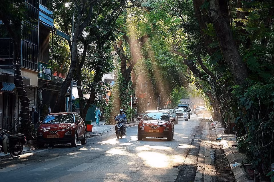 Chưa đến 6g30 mà nắng đã lên mạnh, người dân cũng bắt đầu nhịp sinh hoạt đầu ngày sớm hơn thường lệ. (Ảnh: Phạm Tuấn Anh/TTXVN)