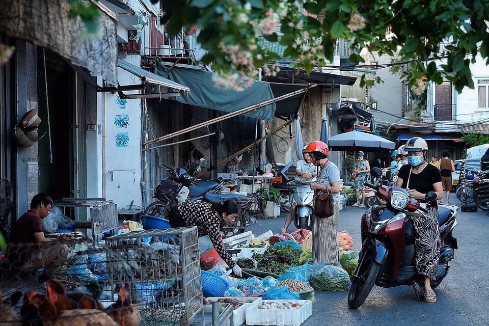 Mới 6 giờ, cảnh mua bán tại các chợ trong các khu dân cư đã diễn ra tấp nập, bởi ai cũng muốn tranh thủ kết thúc việc chuẩn bị cho bữa ăn trong ngày từ sớm để đến công sở hoặc ở trong nhà khi nắng đã lên. (Ảnh: Phạm Tuấn Anh/TTXVN)