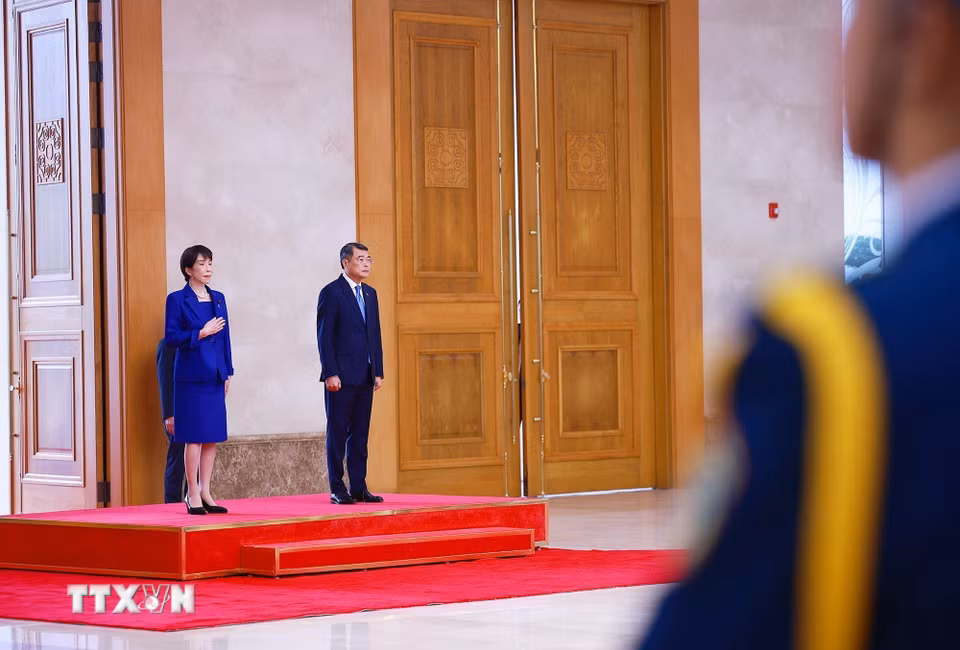 Thủ tướng Lê Minh Hưng và Thủ tướng Nhật Bản Takaichi Sanae nghe quân nhạc cử Quốc thiều hai nước. (Ảnh: Dương Giang/TTXVN)