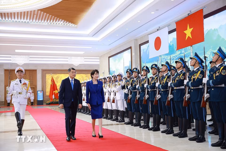 Thủ tướng Lê Minh Hưng và Thủ tướng Nhật Bản Takaichi Sanae duyệt Đội danh dự Quân đội Nhân dân Việt Nam. (Ảnh: Dương Giang/TTXVN)