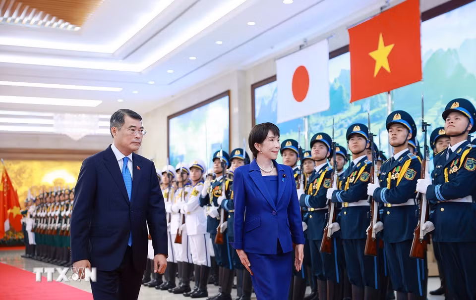 Thủ tướng Lê Minh Hưng và Thủ tướng Nhật Bản Takaichi Sanae duyệt Đội danh dự Quân đội Nhân dân Việt Nam. (Ảnh: Dương Giang/TTXVN)