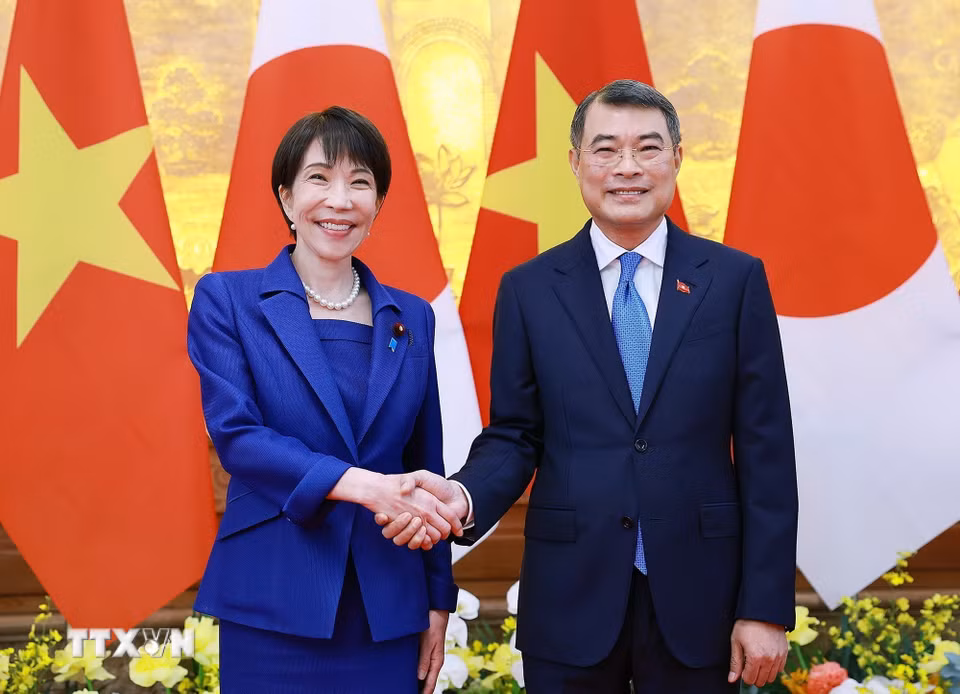Thủ tướng Lê Minh Hưng với Thủ tướng Nhật Bản Takaichi Sanae. (Ảnh: Dương Giang/TTXVN)