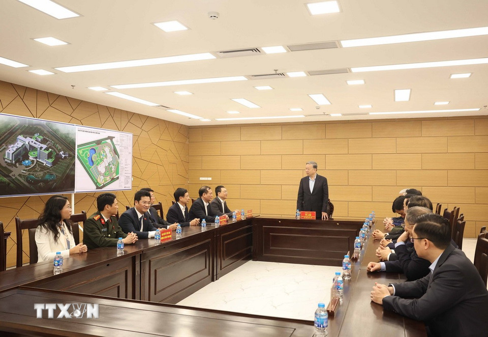 Tổng Bí thư Tô Lâm nói chuyện với Ban Giám đốc Bệnh viện Đa khoa tỉnh Nam Định. (Ảnh: Thống Nhất/TTXVN)