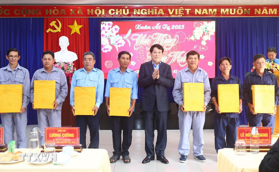 Chủ tịch nước Lương Cường tặng quà cho công nhân, người lao động tiêu biểu tỉnh An Giang. (Ảnh: Lâm Khánh/TTXVN)