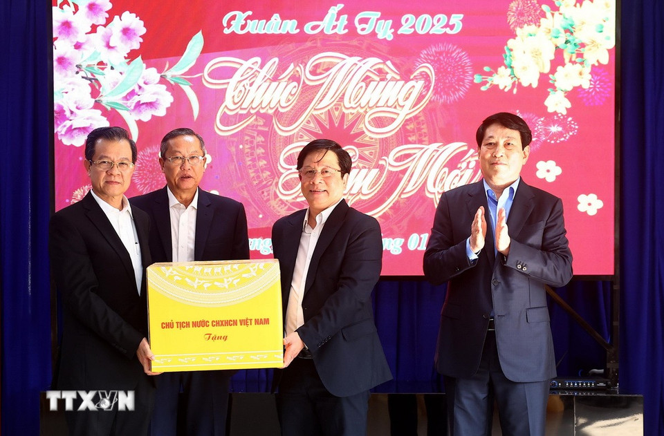Chủ tịch nước Lương Cường tặng quà Tết cho Đảng bộ, chính quyền và nhân dân tỉnh An Giang. (Ảnh: Lâm Khánh/TTXVN)