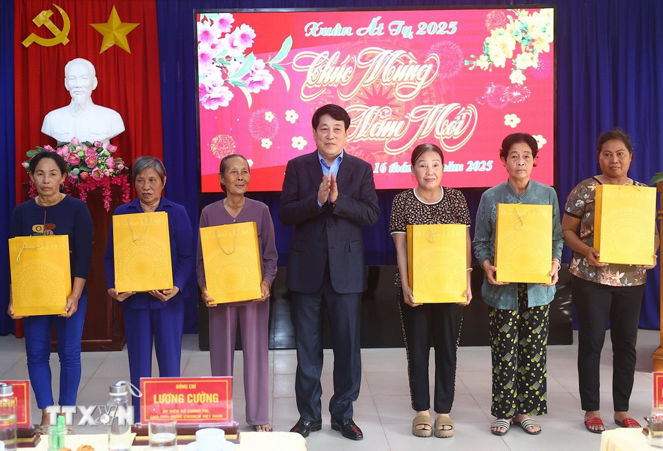 Chủ tịch nước Lương Cường tặng quà cho các gia đình có công với cách mạng, gia đình chính sách tỉnh An Giang. (Ảnh: Lâm Khánh/TTXVN)