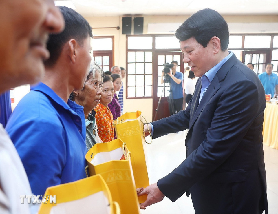 Chủ tịch nước Lương Cường tặng quà cho các gia đình có công với cách mạng, gia đình chính sách tỉnh An Giang. (Ảnh: Lâm Khánh/TTXVN)