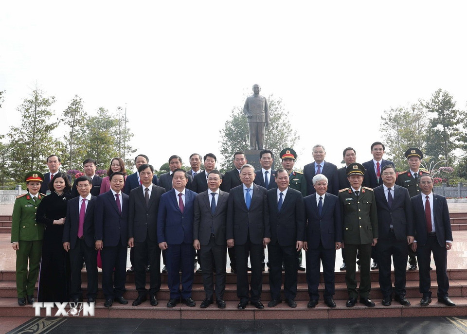 Tổng Bí thư Tô Lâm và Đoàn công tác Trung ương tại Tượng đài Tổng Bí thư Trường Chinh ở thị trấn Xuân Trường, huyện Xuân Trường. (Ảnh: Thống Nhất/TTXVN)