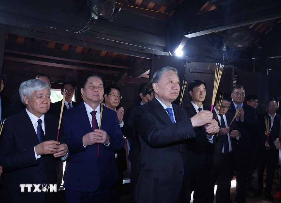 Tổng Bí thư Tô Lâm dâng hương tưởng niệm Tổng Bí thư Trường Chinh. (Ảnh: Thống Nhất/TTXVN)