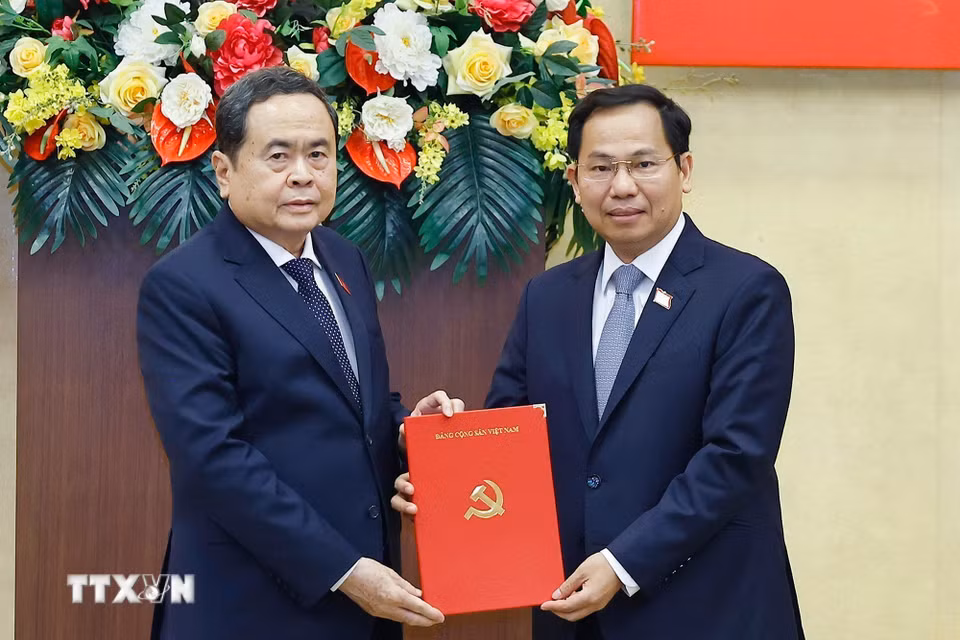 Chủ tịch Quốc hội Trần Thanh Mẫn trao Quyết định Phó Bí thư Đảng uỷ Quốc hội cho Tổng thư ký Quốc hội, Chủ nhiệm Văn phòng Quốc hội Lê Quang Mạnh. (Ảnh: Doãn Tấn/TTXVN)