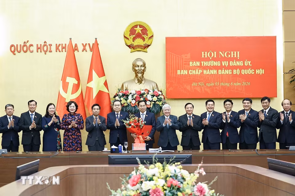 Chủ tịch Quốc hội Trần Thanh Mẫn và các đồng chí Ban Thường vụ Đảng ủy, Ban Chấp hành Đảng bộ Quốc hội chúc mừng Phó Bí thư Đảng ủy Quốc hội Lê Quang Mạnh. (Ảnh: Doãn Tấn/TTXVN) ​