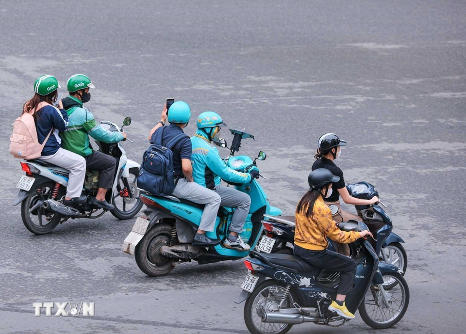 Người dân lựa chọn các phương tiện xe công nghệ chạy điện trong di chuyển nhờ sự tiện lợi và thân thiện với môi trường. (Ảnh: Hoàng Hiếu/TTXVN)