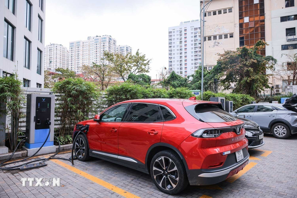 Ngày càng nhiều trạm sạc xe ôtô và trạm đổi pin với xe máy, xe đạp điện được xây dựng, tạo thuận tiện cho người sử dụng. (Ảnh: Hoàng Hiếu/TTXVN)