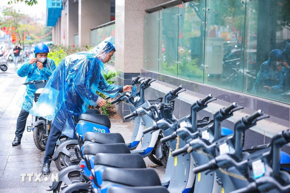 Tại các điểm lên xuống của tuyến đường sắt trên cao Cát Linh-Hà Đông, người dân dễ dàng thuê xe máy điện để di chuyển theo nhu cầu. (Ảnh: Hoàng Hiếu/TTXVN)