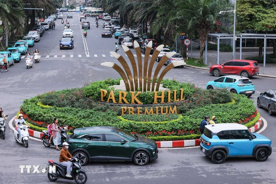 Xe điện đang ngày càng hiện diện nhiều trong đời sống hằng ngày của người dân. (Ảnh: Hoàng Hiếu/TTXVN)