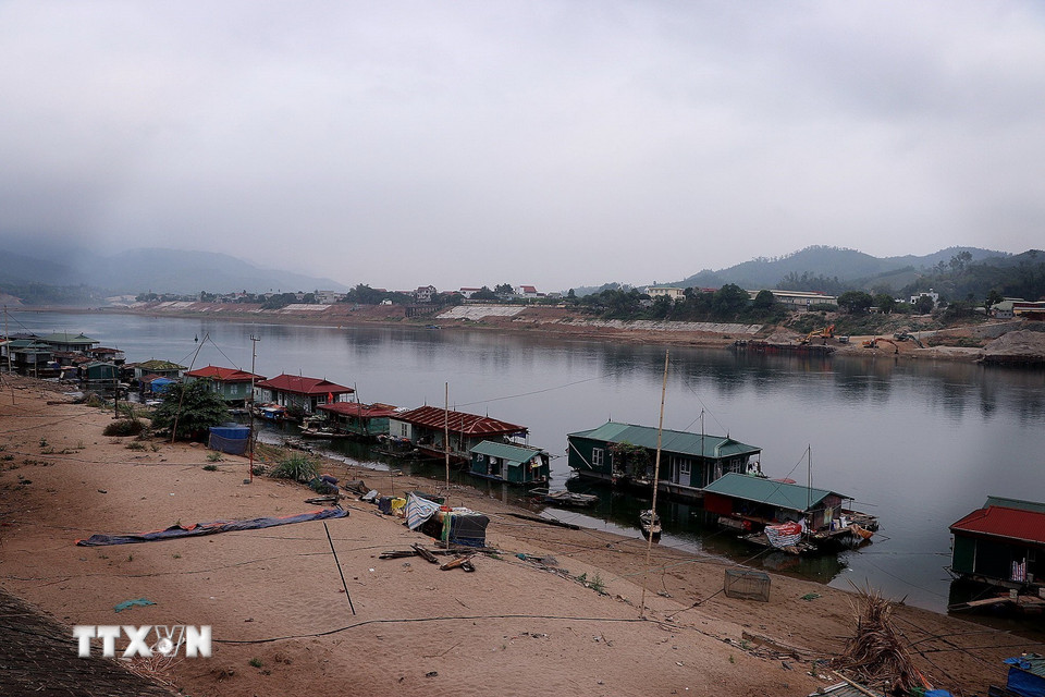 Thuyền, bè của người dân làng chài tại cầu số 3 trên sông Đà phải neo đậu xa bờ. (Ảnh: Thanh Hải/TTXVN)