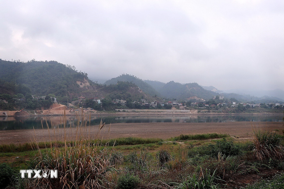 Diện tích dòng chảy mặt nước sông Đà bị thu hẹp do lưu lượng nước ít. (Ảnh: Thanh Hải/TTXVN)