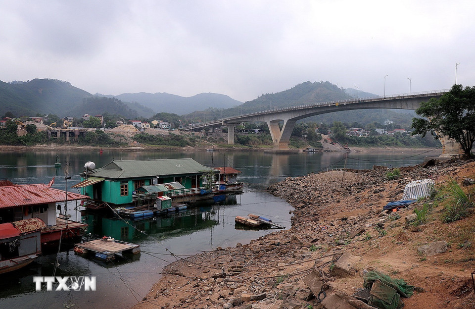 Nước hạ du sông Đà bị cạn, nhiều mỏm đất đá nhô cao khiến người dân làng chài di chuyển khó khăn. (Ảnh: Thanh Hải/TTXVN)